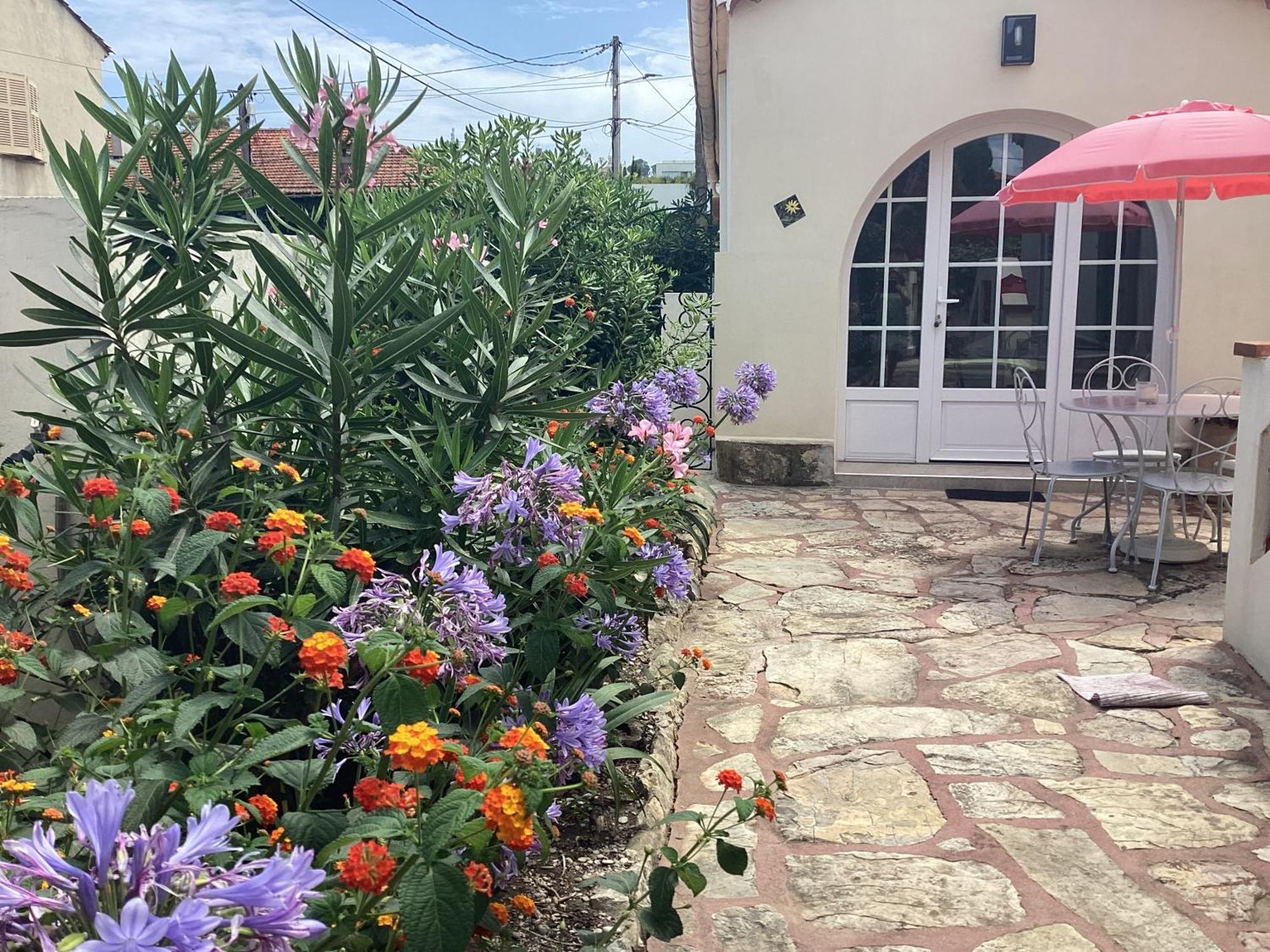Studio Independant, Front De Mer Et Plage A 200M 昂蒂布 外观 照片